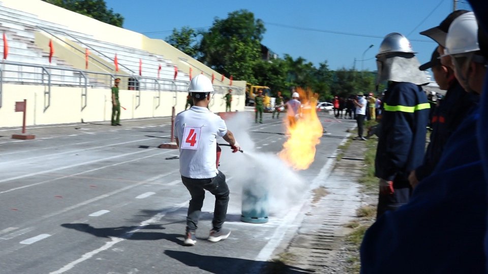 Sử dụng b&igrave;nh chữa ch&aacute;y cầm tay th&agrave;nh thạo.