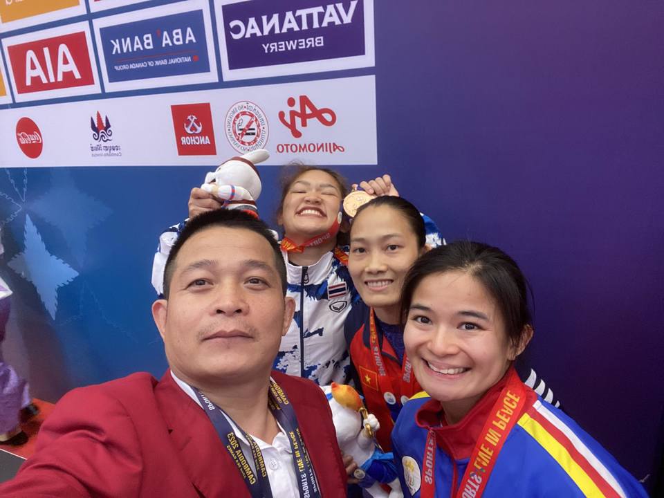 HLV B&ugrave;i Đ&igrave;nh Tiến v&agrave; VĐV Ph&ugrave;ng Thị Huệ&nbsp; tại SEA Games 32. Ảnh: B&ugrave;i Tiến