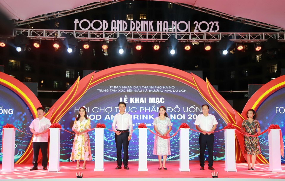 C&aacute;c đại biểu cắt băng khai mạc hội chợ &ldquo;Thực phẩm đồ uống - Food and Drink Ha Noi 2023&rdquo;. Ảnh: Ho&agrave;i Nam