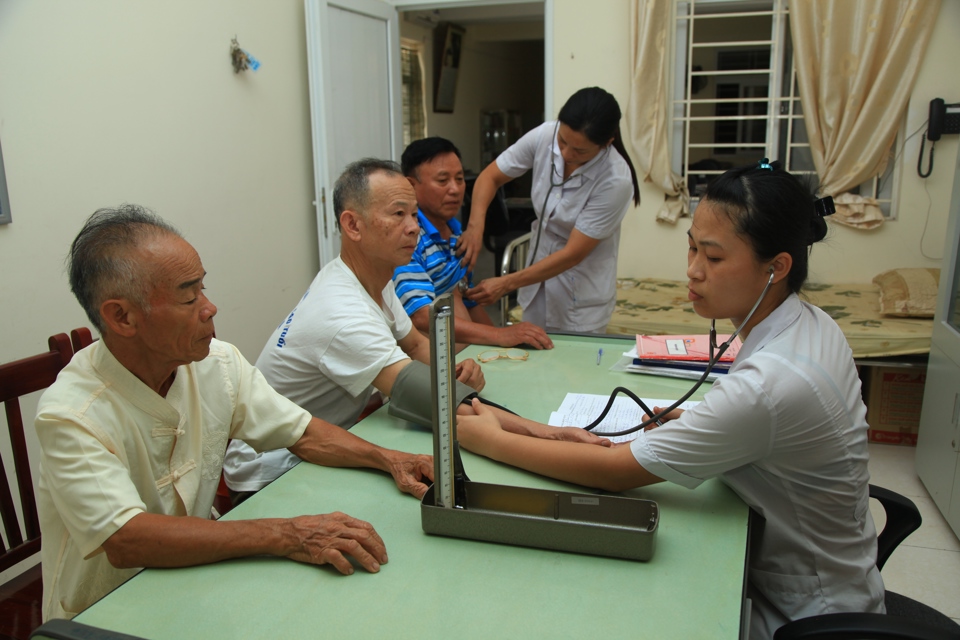 Chăm sóc y tế cho người già tại Trung tâm Nuôi dưỡng và điều dưỡng người có công Hà Nội. Ảnh: Phạm Hùng