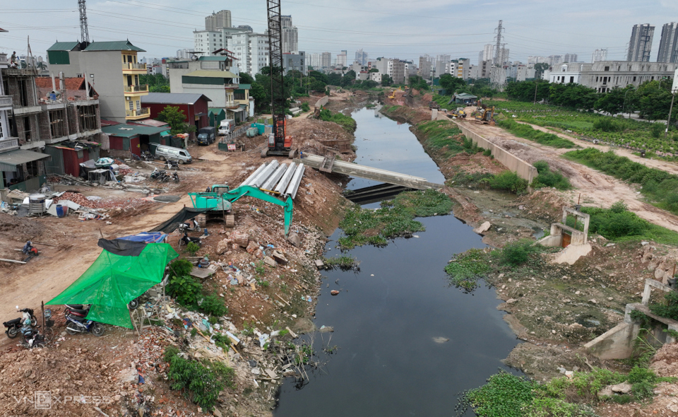 Công trình dự án kênh La Khê nối với Trạm bơm tiêu nước Tây Hà Nội thi công dở dang, chậm tiến độ. Ảnh: Công Hùng