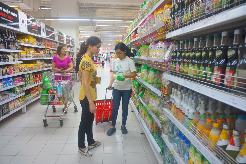 Người tiêu dùng chọn mua hàng tại một siêu thị trên địa bàn quận Cầu Giấy, Hà Nội. Ảnh: Phạm Hùng