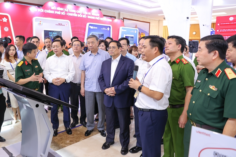 Thủ tướng Phạm Minh Chính và các đồng chí lãnh đạo tham quan triển lãm mô hình, sản phẩm ứng dụng triển khai Đề án 06, bên lề hội nghị. Ảnh: Nhật Bắc