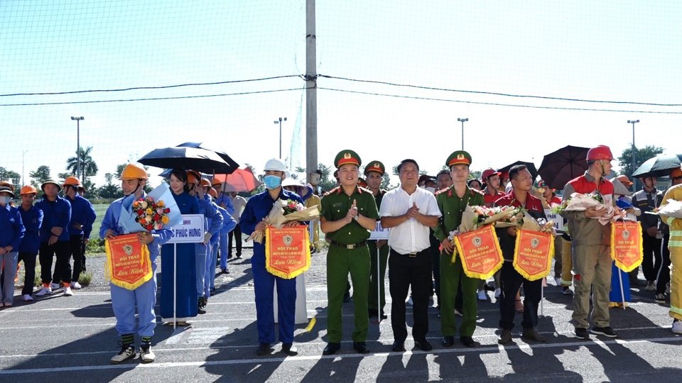 Ban Tổ chức trao tặng cờ lưu niệm cho c&aacute;c đội thi.