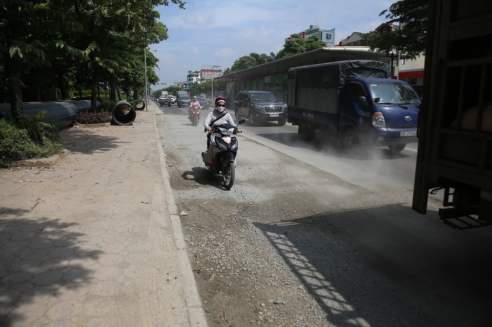 Kh&oacute;i bụi m&ugrave; mịt tr&ecirc;n tuyến đường đang thi c&ocirc;ng.