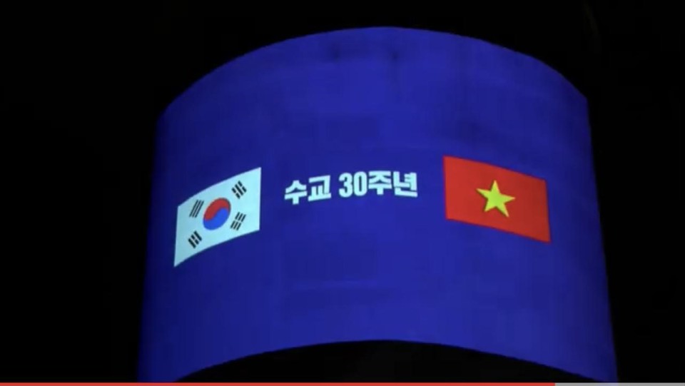 Hà Nội-Seoul rực sáng trong tối kỷ niệm 30 năm quan hệ ngoại giao Việt-Hàn  - Ảnh 1