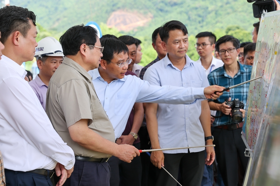 Thủ tướng Phạm Minh Ch&iacute;nh nghe Bộ trưởng Bộ GTVT Nguyễn Văn Thắng thuyết tr&igrave;nh về tuyến đường bộ H&agrave; Nội-Th&aacute;i Nguy&ecirc;n-Chợ Mới-Bắc Kạn - Ảnh: VGP/Nhật Bắc &nbsp;