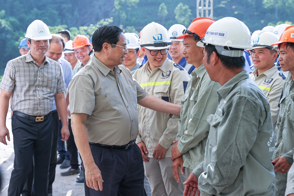 Thủ tướng Phạm Minh Ch&iacute;nh mong muốn c&aacute;c c&aacute;n bộ, c&ocirc;ng nh&acirc;n tr&ecirc;n c&ocirc;ng trường tuyến đường th&agrave;nh phố Bắc Kạn-Ba Bể nỗ lực, quyết t&acirc;m cao nhất để sớm ho&agrave;n th&agrave;nh c&ocirc;ng tr&igrave;nh - Ảnh: VGP/Nhật Bắc &nbsp;