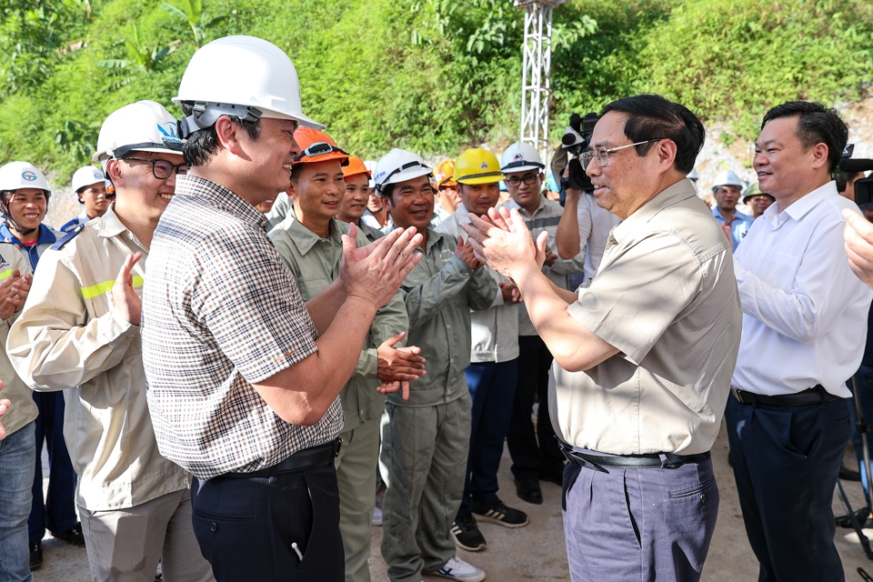 C&aacute;n bộ, c&ocirc;ng nh&acirc;n đang thi c&ocirc;ng tuyến đường th&agrave;nh phố Bắc Kạn-Ba Bể vui mừng, x&uacute;c động khi được Thủ tướng Phạm Minh Ch&iacute;nh đến thăm, động vi&ecirc;n- Ảnh: VGP/Nhật Bắc &nbsp;