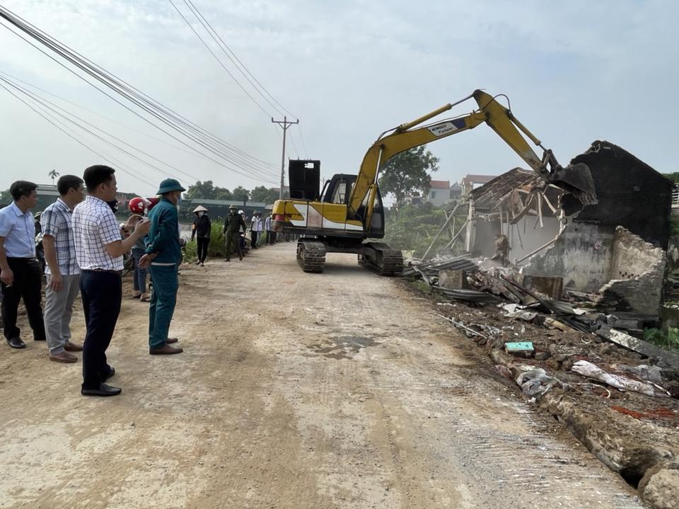 Một trong những trường hợp vi phạm đất đai tr&ecirc;n địa b&agrave;n x&atilde;&nbsp; Ph&uacute; T&uacute;c đ&atilde; được l&atilde;nh đạo UBND huyện Ph&uacute; Xuy&ecirc;n quyết liệt chỉ đạo xử l&yacute; dứt điểm trong thời gian qua.