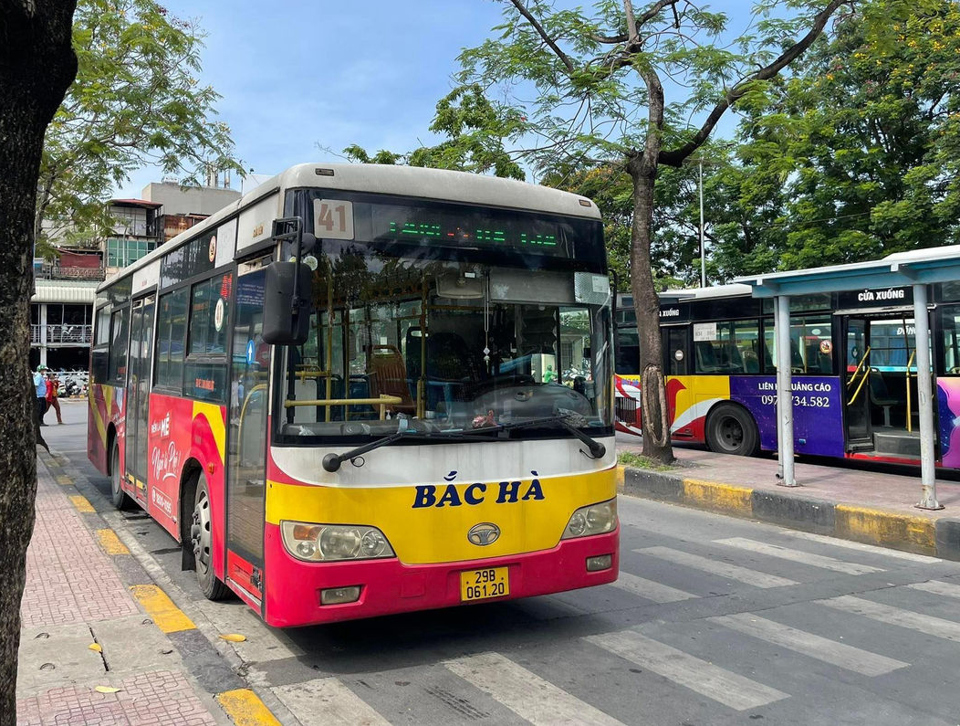 Tuyến buýt số 41: Nghi Tàm - Bến xe Giáp Bát.