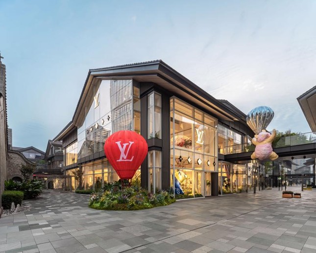 Pháp Louis Vuitton 的 Hãng 高級時裝店將於 2022 年底在中國開設首家 Nhà Le hàn，位於清島遠洋太古里購物中心的品牌吊門旁