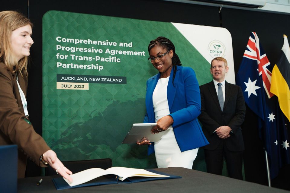 Bộ trưởng Kinh doanh vàThương mại Anh Kemi Badenoch tiến hành ký Nghị định thư tham gia CPTPP tại Auckland, New Zealand.  Ảnh: Bộ Ngoại giao Anh