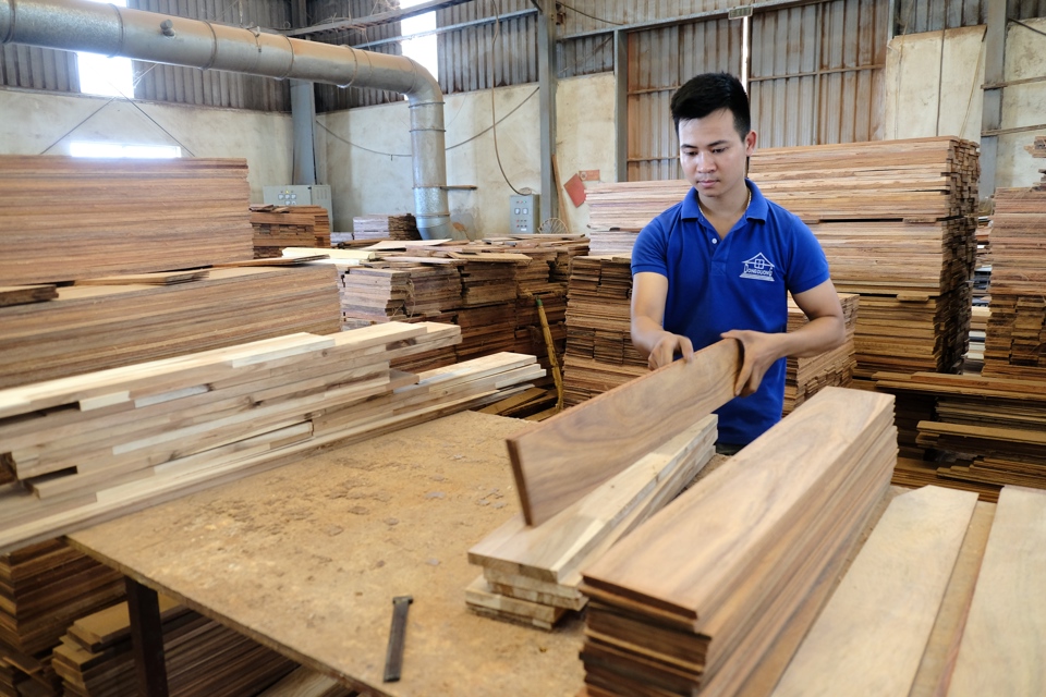Doanh nghiệp chế biến gỗ là một trong nhóm ngành bị chậm hoàn thuế VAT. Trong ảnh: sản xuất gỗ tại công ty trên địa bàn huyện Ứng Hòa, Hà Nội. Ảnh: Phạm Hùng