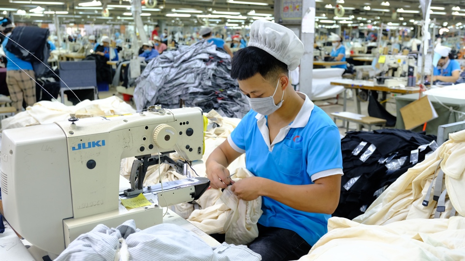May hàng xuất khẩu sang thị trường châu Âu tại Khu công nghiệp Quang Minh, Hà Nội. Ảnh: Phạm Hùng