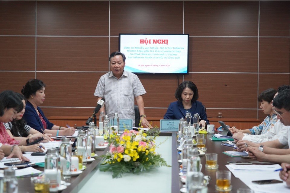 Phó Bí thư Thành ủy Nguyễn Văn Phong - Trưởng Ban Chỉ đạo Chương trình 06-Ctr/TU phát biểu tại buổi làm việc. Ảnh: Lại Tấn