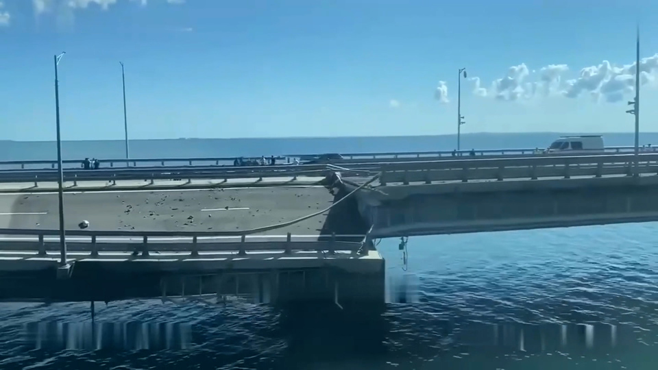 Cầu Crimea bị hư hại s&aacute;ng ng&agrave;y 17/7. Nguồn: CNN