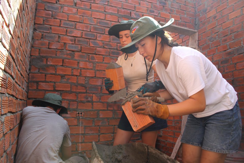 Sinh vi&ecirc;n t&igrave;nh nguyện Mỹ tham gia x&acirc;y dựng nh&agrave; nh&acirc;n &aacute;i.