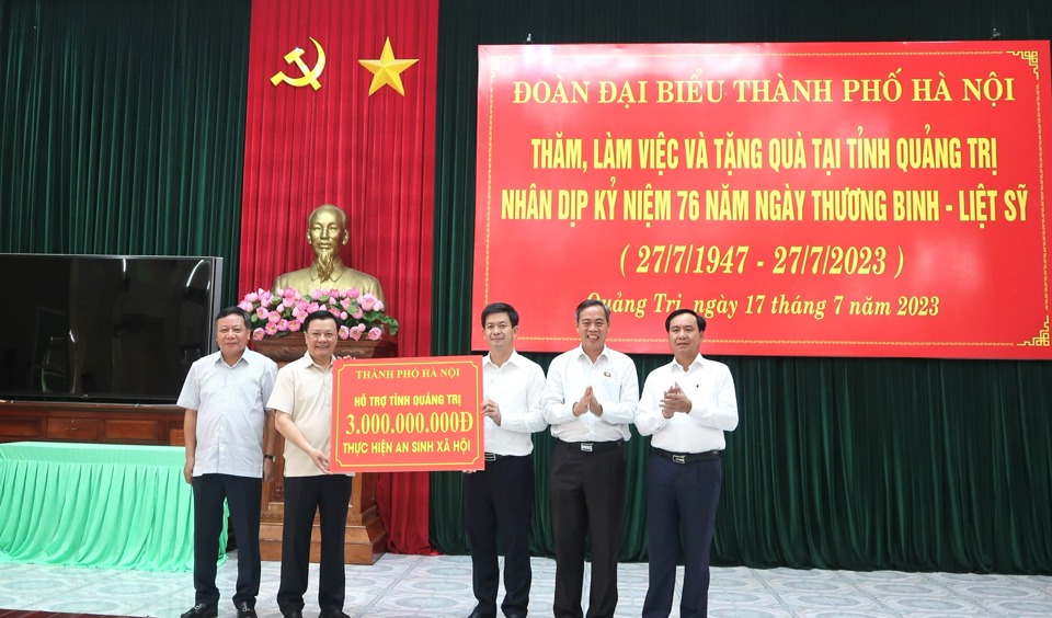 B&iacute; thư Th&agrave;nh ủy H&agrave; Nội Đinh Tiến Dũng, Ph&oacute; B&iacute; thư Th&agrave;nh ủy Nguyễn Văn Phong trao&nbsp;hỗ trợ 3 tỷ đồng để tỉnh Quảng Trị thực hiện c&ocirc;ng t&aacute;c an sinh x&atilde; hội