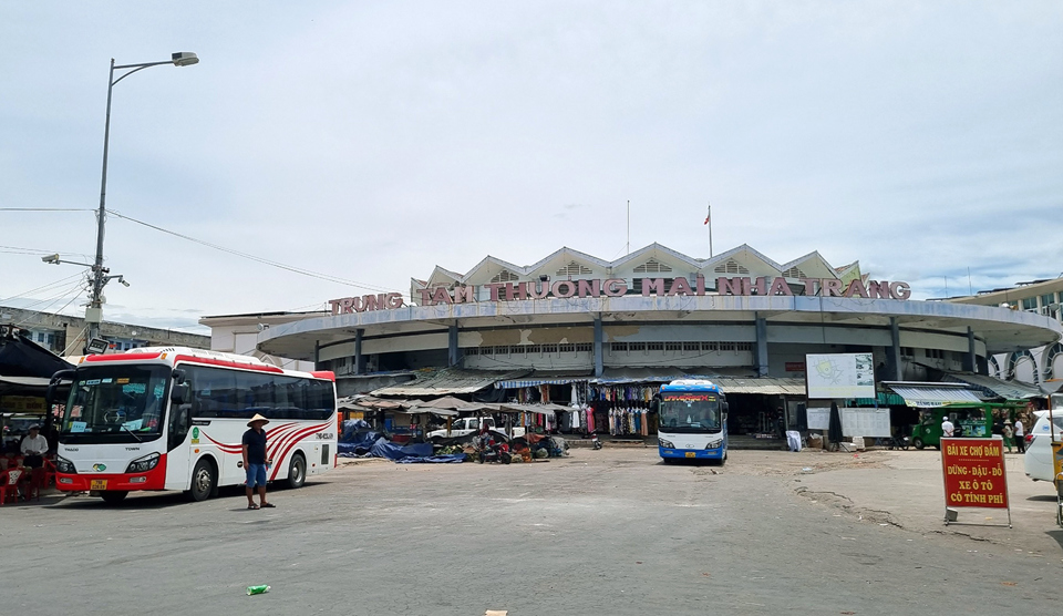 Li&ecirc;n quan đến chợ Đầm tr&ograve;n, ng&agrave;y 4/7/2023, Ban Thường vụ Tỉnh ủy Kh&aacute;nh H&ograve;a đ&atilde; có k&ecirc;́t lu&acirc;̣n đề nghị Ban C&aacute;n sự Đảng UBND tỉnh xem x&eacute;t, quyết định việc ph&aacute; dỡ c&ocirc;ng tr&igrave;nh chợ Đầm tr&ograve;n Nha Trang theo thẩm quyền v&agrave; đ&uacute;ng quy định của ph&aacute;p luật về bảo đảm an to&agrave;n c&ocirc;ng tr&igrave;nh.