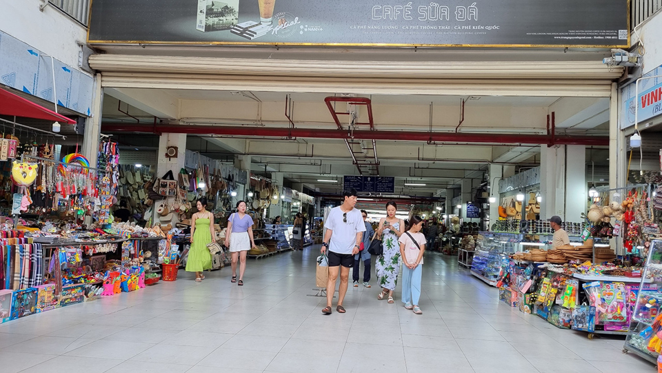 Hiện người d&acirc;n v&agrave; du kh&aacute;ch khi đến Nha Trang thường v&agrave;o khu chợ mới, ph&iacute;a sau chợ Đầm tr&ograve;n để mua sắm c&aacute;c đặc sản.