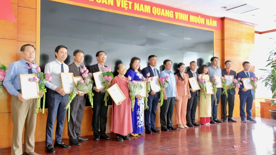 Bộ trưởng Bộ NN&amp;PTNT L&ecirc; Minh Hoan trao giấy chứng OCOP cấp Quốc gia cho c&aacute;c chủ thể của H&agrave; Nội v&agrave; cả nước.