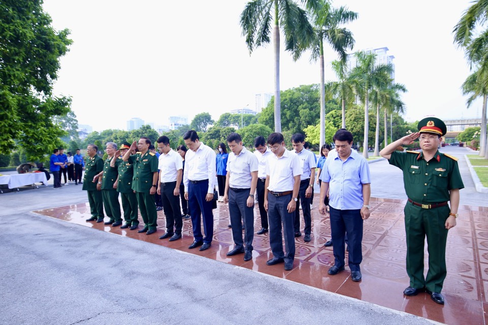 Lãnh đạo quận Hoàn Kiếm dâng hương tưởng niệm các anh hùng liệt sỹ  - Ảnh 2