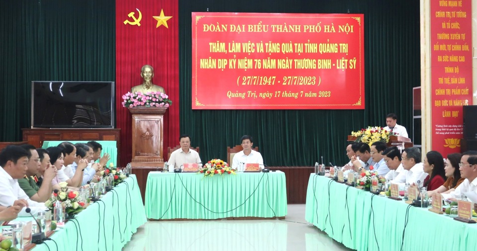 B&iacute; thư Th&agrave;nh ủy H&agrave; Nội Đinh Tiến Dũng v&agrave; B&iacute; thư Tỉnh ủy L&ecirc; Quang T&ugrave;ng chủ tr&igrave; cuộc l&agrave;m việc