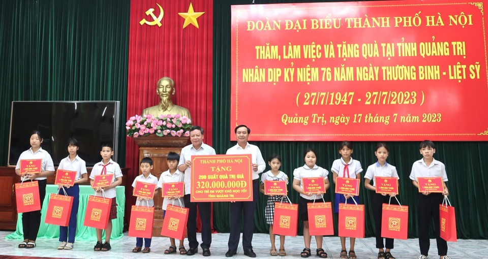 Ph&oacute; B&iacute; thư Th&agrave;nh ủy Nguyễn Văn Phong trao qu&agrave; cho trẻ em vượt kh&oacute; học tốt tại tỉnh Quảng Trị