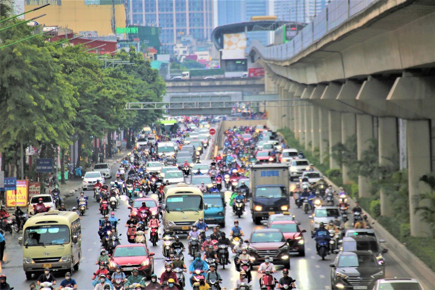 Ảnh hưởng của bão số 1, nhiều tuyến phố tại Hà Nội ùn tắc - Ảnh 2