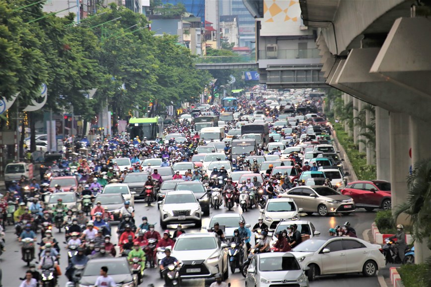 Ảnh hưởng của bão số 1, nhiều tuyến phố tại Hà Nội ùn tắc - Ảnh 1