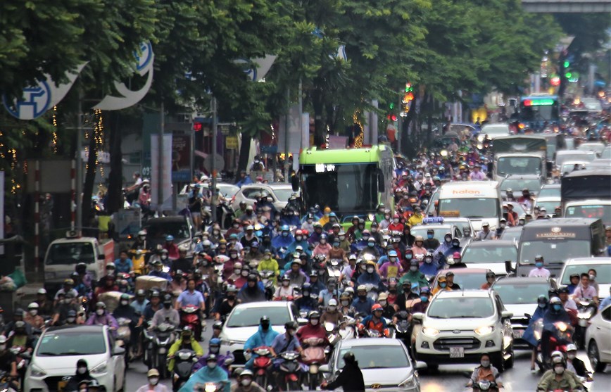 Ảnh hưởng của bão số 1, nhiều tuyến phố tại Hà Nội ùn tắc - Ảnh 10
