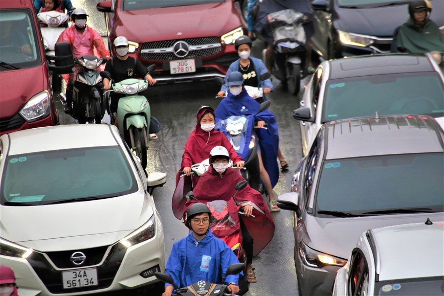 Ảnh hưởng của bão số 1, nhiều tuyến phố tại Hà Nội ùn tắc - Ảnh 9