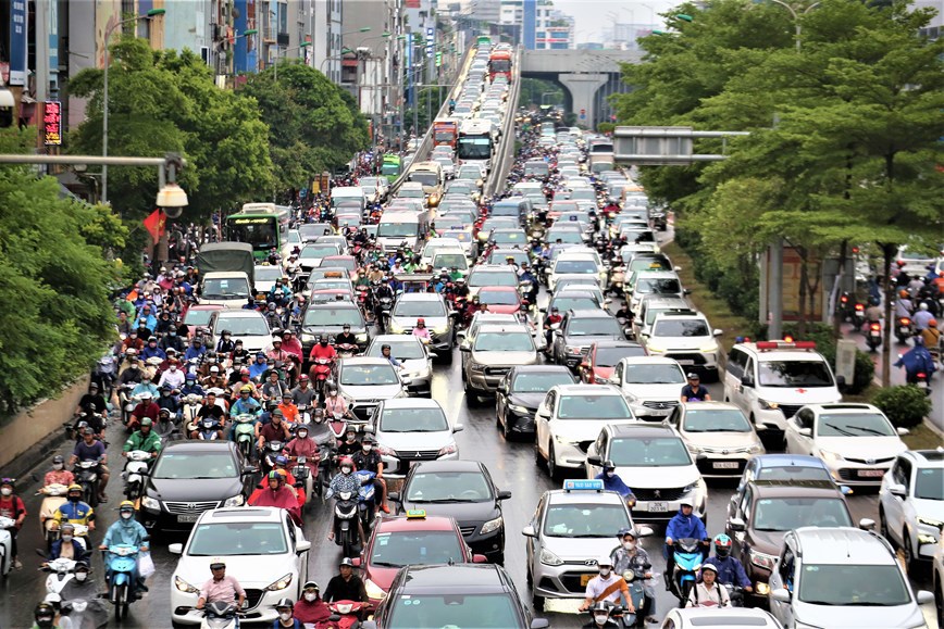 Ảnh hưởng của bão số 1, nhiều tuyến phố tại Hà Nội ùn tắc - Ảnh 8