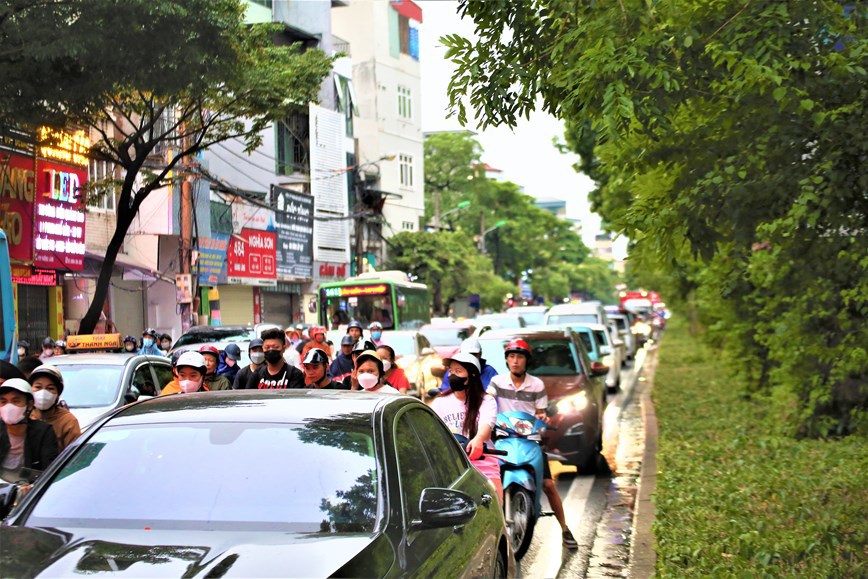 Ảnh hưởng của bão số 1, nhiều tuyến phố tại Hà Nội ùn tắc - Ảnh 4