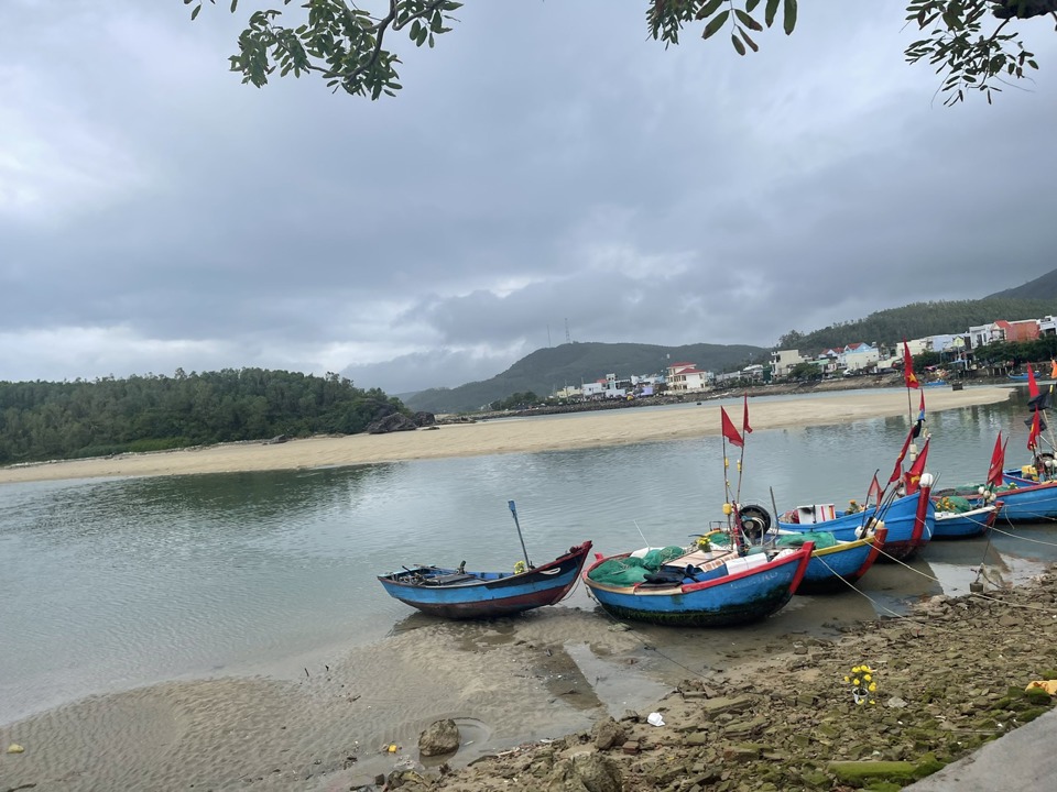 Luồng lạch cạn l&agrave; một trong những nguy&ecirc;n nh&acirc;n khiến t&agrave;u c&aacute; Quảng Ng&atilde;i cập cảng ở c&aacute;c địa phương kh&aacute;c.