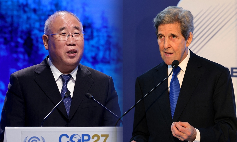Đặc phái viên về khí hậu củaTrung QuốcGiải ChấnHoa (bên trái) và người đồng cấp Mỹ John Kerry có bài phát biểu trongHội nghị thượng đỉnh COP27 ở Sharm El-Sheikh, Ai Cập. Ảnh: AFP