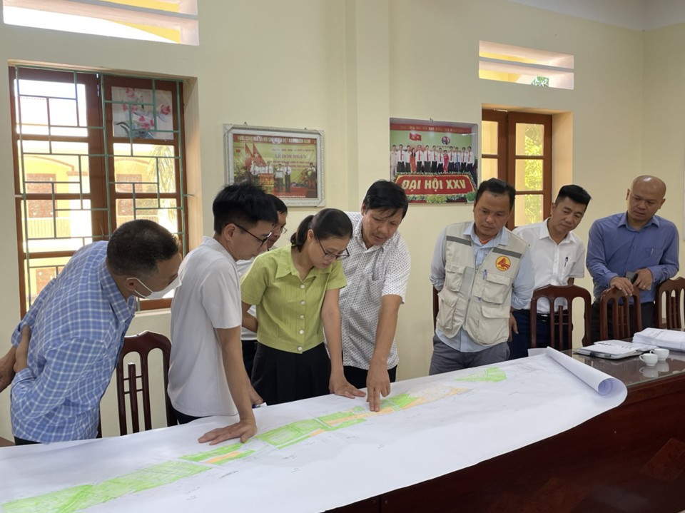 UBND huyện Thường Tín và UBND xã Khánh Hà hoàn thiện hồ sơ bàn giao mặt bằng sạch cho các đơn vị liên quan để sớm thi công dự án đường Vành đai 4. Ảnh: Công Tâm