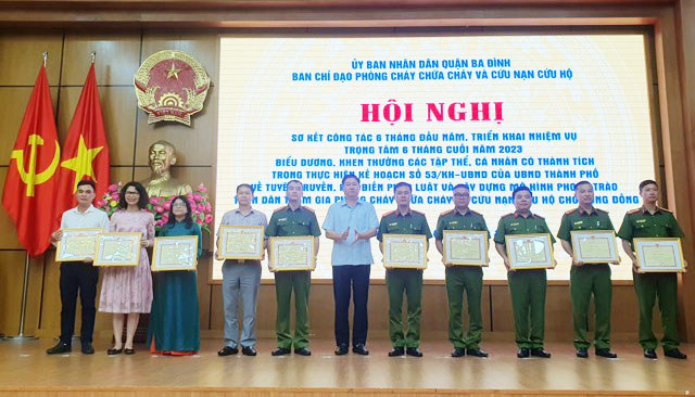 L&atilde;nh đạo quận Ba Đ&igrave;nh khen thưởng c&aacute;c c&aacute; nh&acirc;n, tập thể c&oacute; th&agrave;nh t&iacute;ch trong c&ocirc;ng t&aacute;c to&agrave;n d&acirc;n tham gia ph&ograve;ng ch&aacute;y chữa ch&aacute;y năm 2023.