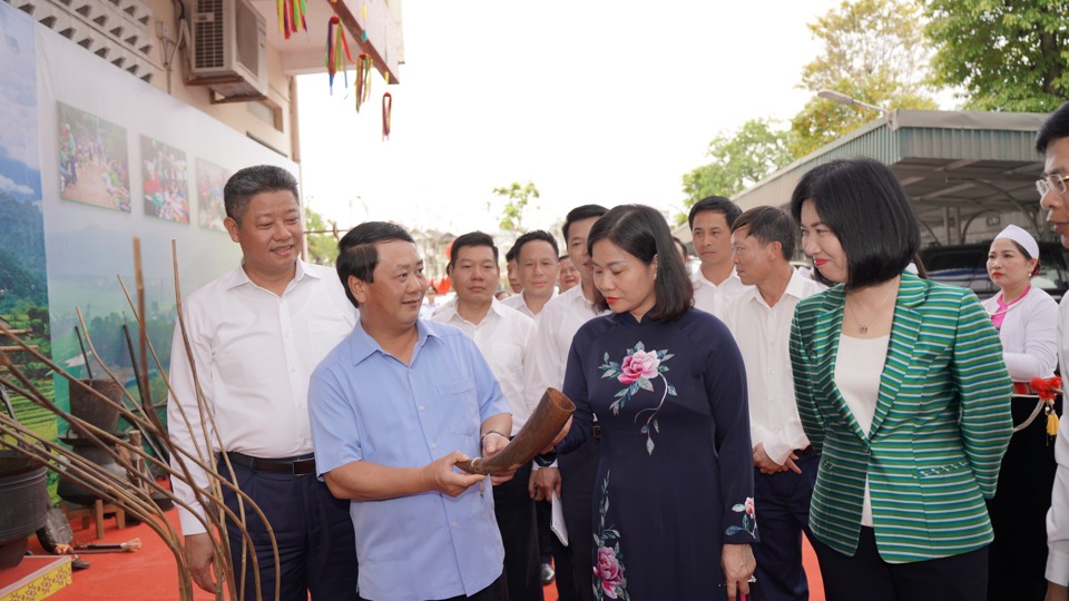 Bộ trưởng, Chủ nhiệm Uỷ Ban D&acirc;n tộc Hầu A Lềnh v&agrave; l&atilde;nh đạo TP H&agrave; Nội trao đổi về văn ho&aacute; d&acirc;n tộc thiểu số.