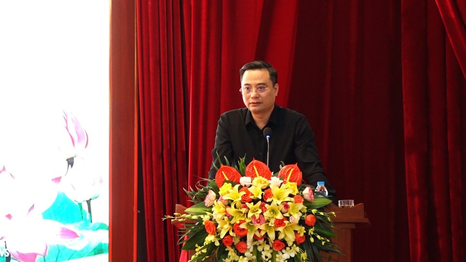 Chủ tịch UBND huyện Thanh Oai B&ugrave;i Văn S&aacute;ng trả lời kiến nghị của cử tri về c&aacute;c vấn đề thuộc thẩm quyền.