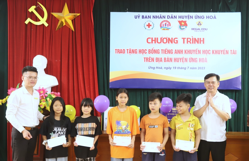 Trao học bổng tiếng Anh cho học sinh c&oacute; ho&agrave;n cảnh kh&oacute; khăn tr&ecirc;n địa b&agrave;n huyện Ứng Ho&agrave;. Ảnh: Lại Tấn