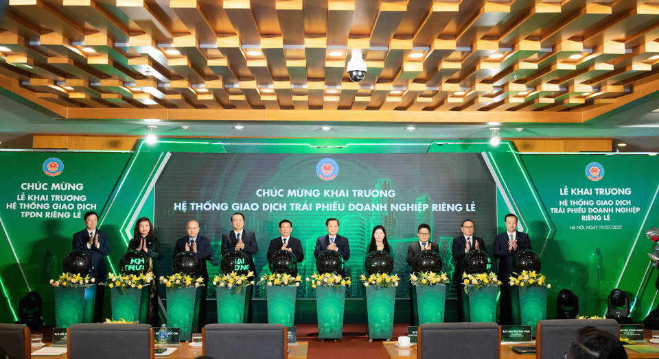 Ph&oacute; Thủ tướng Ch&iacute;nh phủ L&ecirc; Minh Kh&aacute;i tham dự&nbsp;khai trương Hệ thống giao dịch TPDN ri&ecirc;ng lẻ.