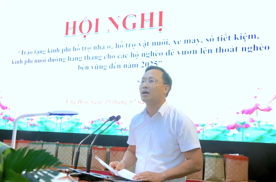 Chủ tịch UBND huyện Ứng H&ograve;a Nguyễn Tiến Thiết ph&aacute;t biểu tại hội nghị. Ảnh: Lại Tấn