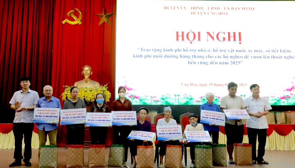 Đại diện c&aacute;c ban, ngh&agrave;nh, đo&agrave;n thể huyện Ứng H&ograve;a trao tặng qu&agrave; cho hộ ngh&egrave;o.