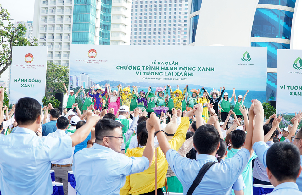 Kh&aacute;nh Ho&agrave; tổ chức lễ ra qu&acirc;n ph&aacute;t động to&agrave;n d&acirc;n tham gia chương tr&igrave;nh "H&agrave;nh động Xanh - V&igrave; tương lai Xanh". Ảnh: Trung Nh&acirc;n.