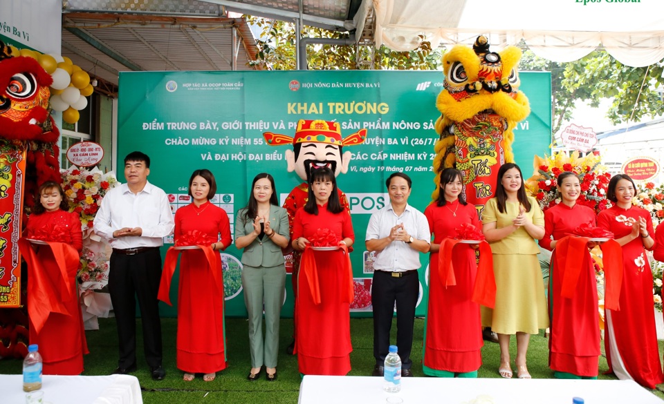 Cắt băng khai trương điểm trưng b&agrave;y, giới thiệu v&agrave; ph&acirc;n phối sản phẩm n&ocirc;ng sản, OCOP huyện Ba V&igrave; tại x&atilde; Cẩm Lĩnh.&nbsp;