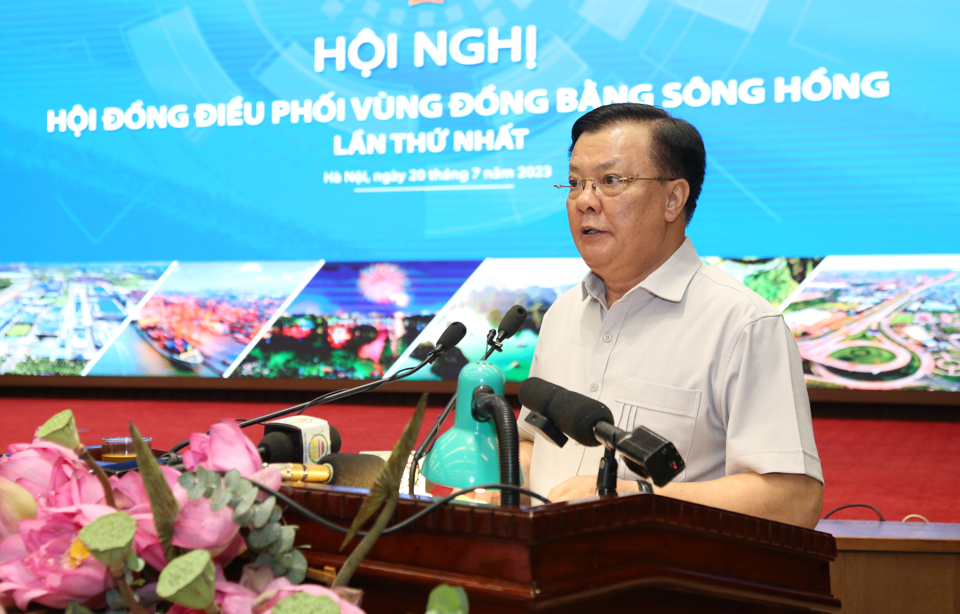 Bí thư Thành ủy Hà Nội Đinh Tiến Dũng phát biểu tại hội nghị. Ảnh: Thanh Hải