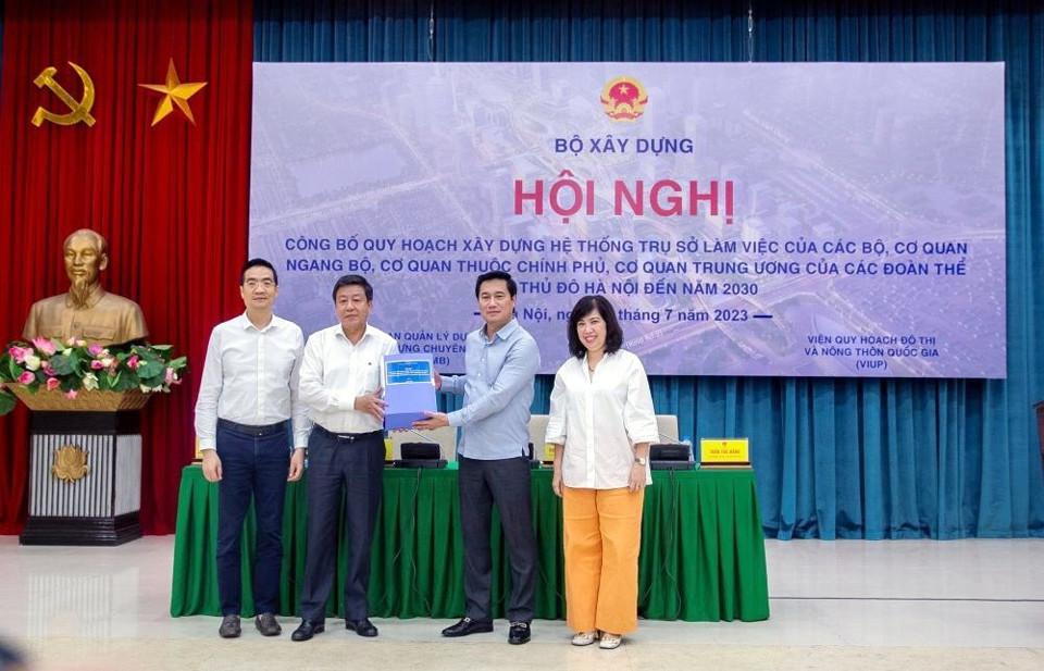 Ph&oacute; Chủ tịch UBND TP H&agrave; Nội Dương Đức Tuấn (thứ 2 từ tr&aacute;i sang) tiếp nhận đồ &aacute;n quy hoạch từ Bộ X&acirc;y dựng.