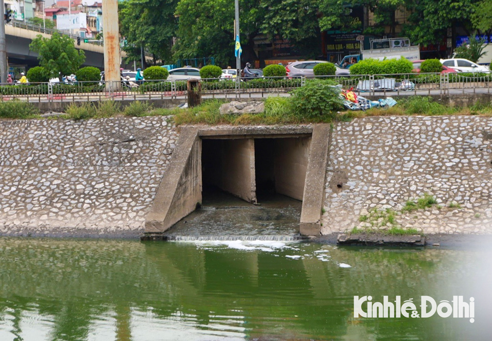 Mỗi ng&agrave;y, c&oacute; hơn 300 cống xả thải&nbsp;được&nbsp;xả trực tiếp xuống l&ograve;ng s&ocirc;ng T&ocirc; Lịch.